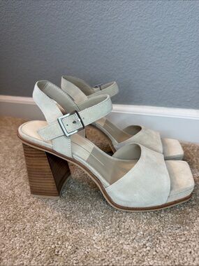 Dolce Vita Aubrey Sandal in Cream Suede Block Heel Sandals Ankle Buckle Sz 9